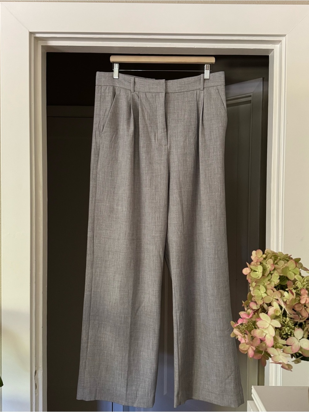 Abercrombie & Fitch Women's Wide Leg Dress Pants in Light Gray